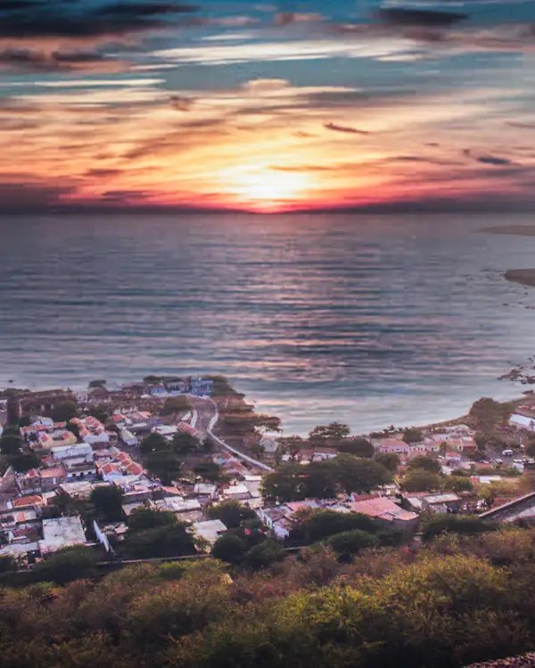 Coucher de soleil sur la côte de Cidade Velha, au Cap-Vert