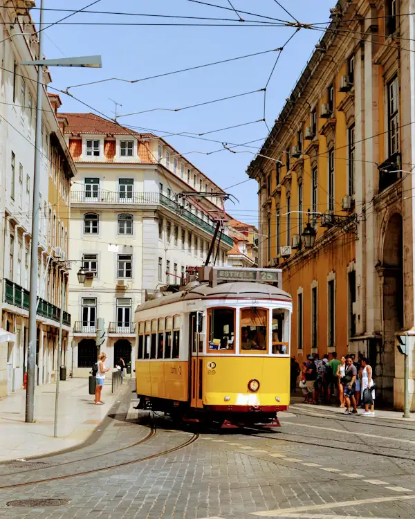 Tramway jaune dans une rue historique de Lisbonne