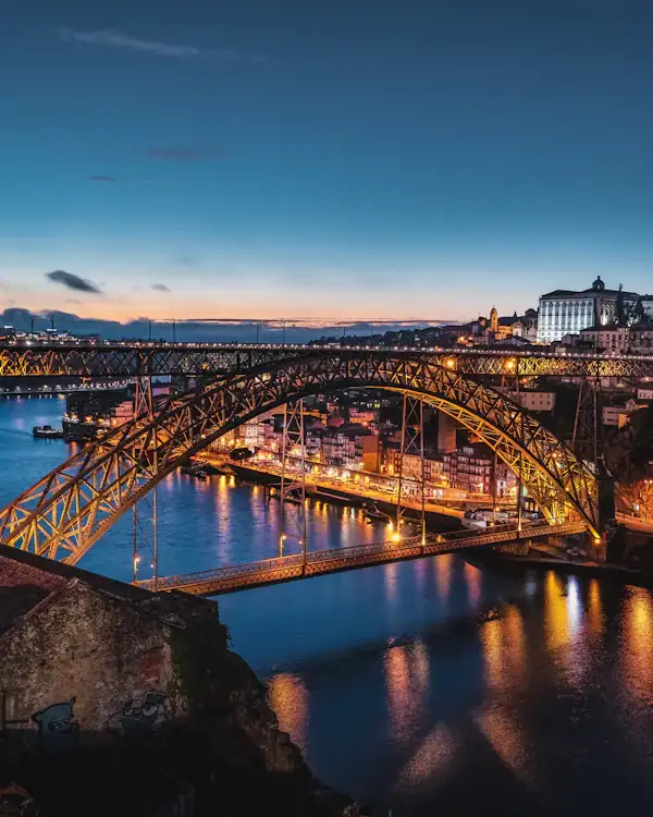 Le pont Dom-Luís illuminé au crépuscule au-dessus du Douro, à Porto