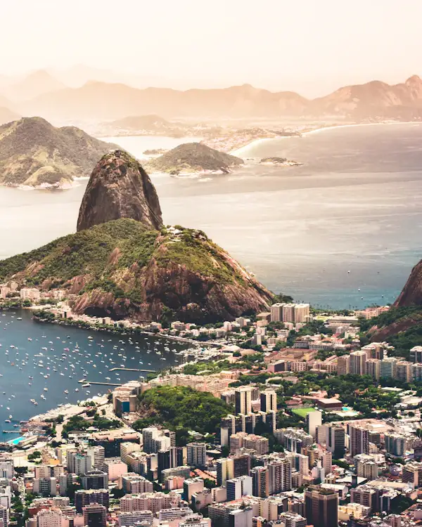 Vue aérienne du Pain de Sucre et de la baie de Rio de Janeiro